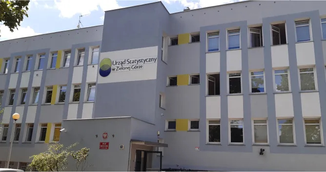 Budynek – siedziba Urzędu Statystycznego w Zielonej Górze.  3-pietrowy budynek z elewacją w kolorze szarym.